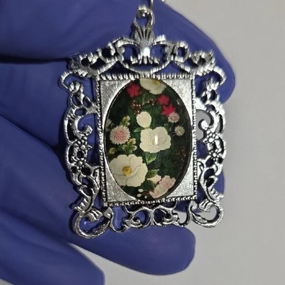 Vintage Silver Floral Scrollwork Pendant Necklace – Elegant Botanical Charm - Picture 4 of 9